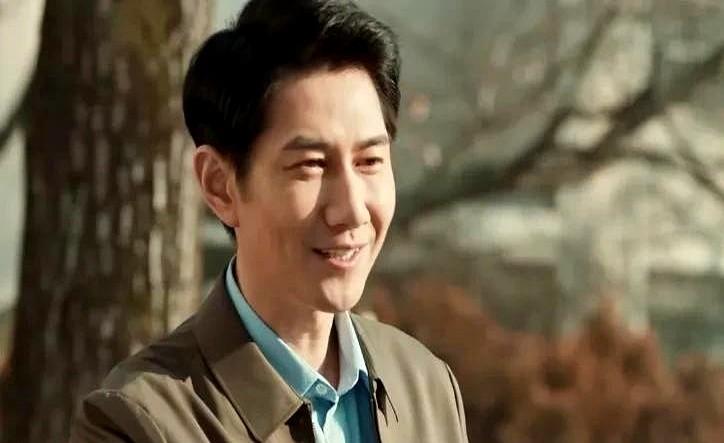 “退休证”也能当公章？

一句话把公司搬空，合法。

中段

去年新规把“国有资