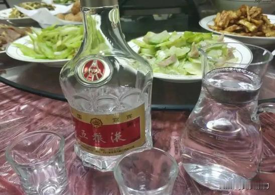 太震惊了！我跟朋友去五星级饭店聚会，点了一大桌子菜，喝了2瓶五粮液，吃完准备走的