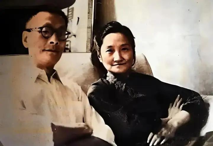 请看第一张照片，照片里这位女性，就是大名鼎鼎的陆小曼，旁边这位男子呢？
是徐志摩
