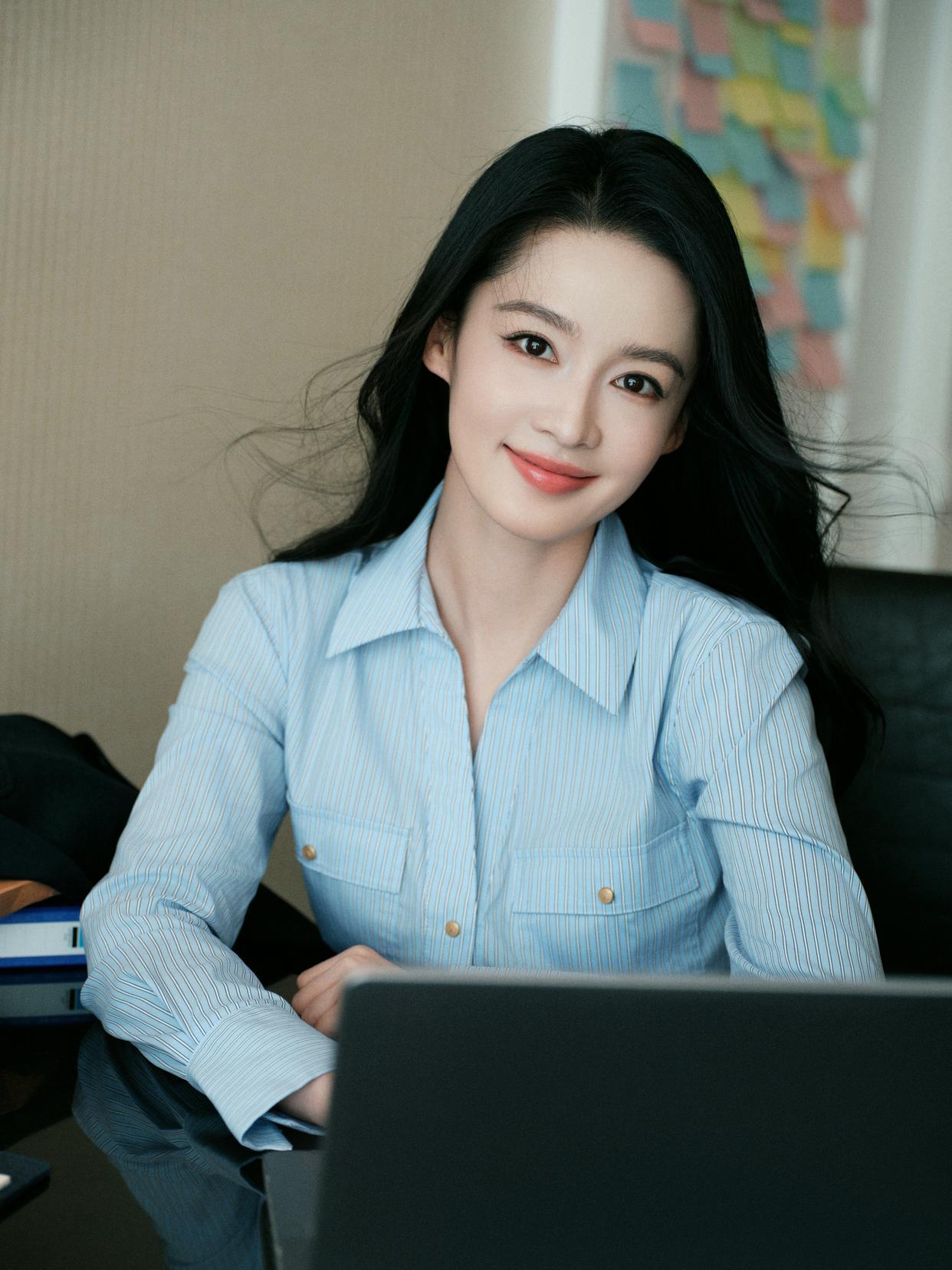 李沁：身材真的太出挑！

淡蓝条纹衬衣+小白鞋，时髦又好看，气质真的是太好了。