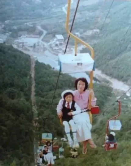 原来以前是这样坐缆车的[傻眼]，光看图腿都软了… ​​​