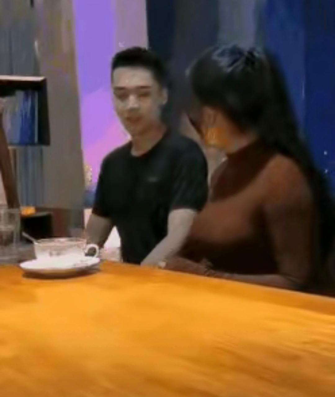 假若在同事间，男同事无意碰到女同事不该碰到的地方，是主动道歉呢还是假装不知道？ 