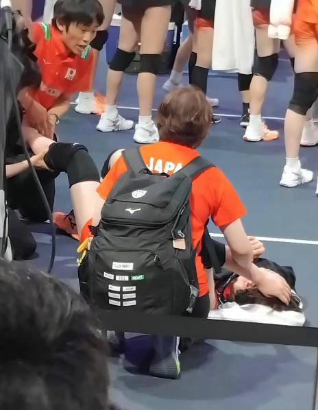 日本女排队员哭得梨花带雨的！
日本女排跟塞尔维亚女排这场5局大战，日本队折损了一
