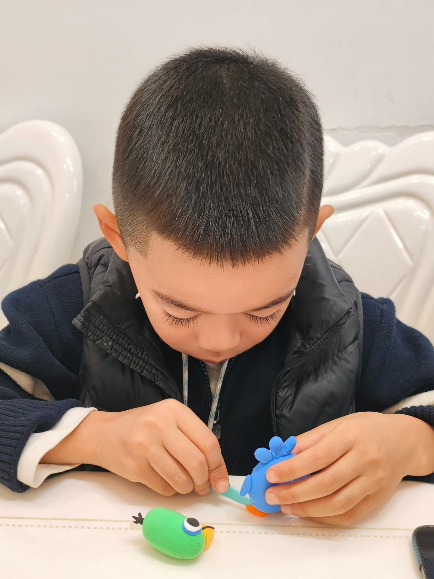 今晚的任务是，陪小家伙做手工！