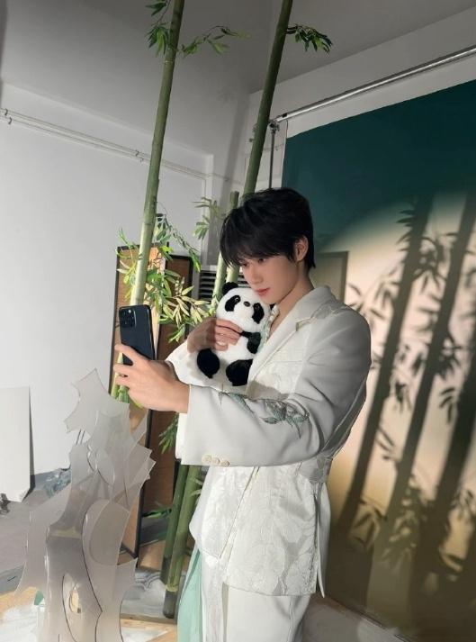 张真源熊猫玩偶自拍  张真源说早上好 张真源的熊猫玩偶自拍太有趣，听他说早上好，