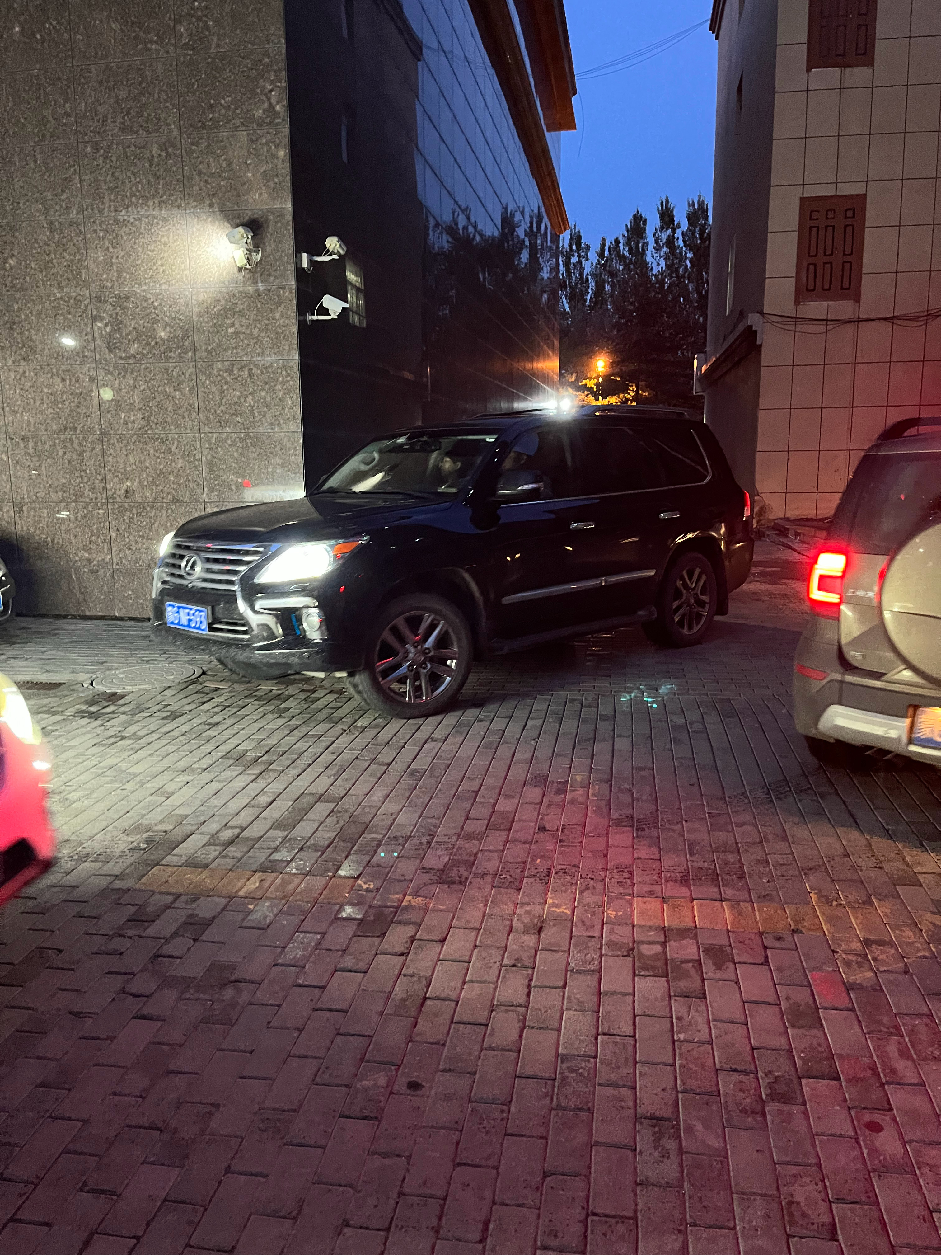 走在霍林郭勒路上跟5月在卡塔尔多哈转机感觉差不多，能看到各种型号不同年代的丰田大