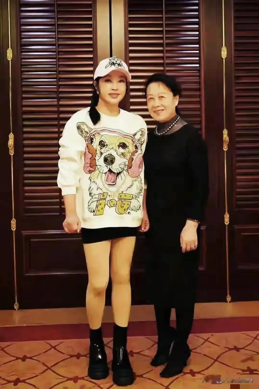 如果刘晓庆不是明星，她还敢如此扮嫩吗？70多岁的刘晓庆打扮的像30多岁的女人，但