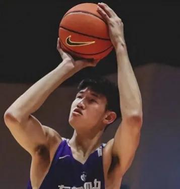 广东宏远19岁锋线天才，天赋顶级！下赛季将上一队！

最近CBA更新了各球队球员