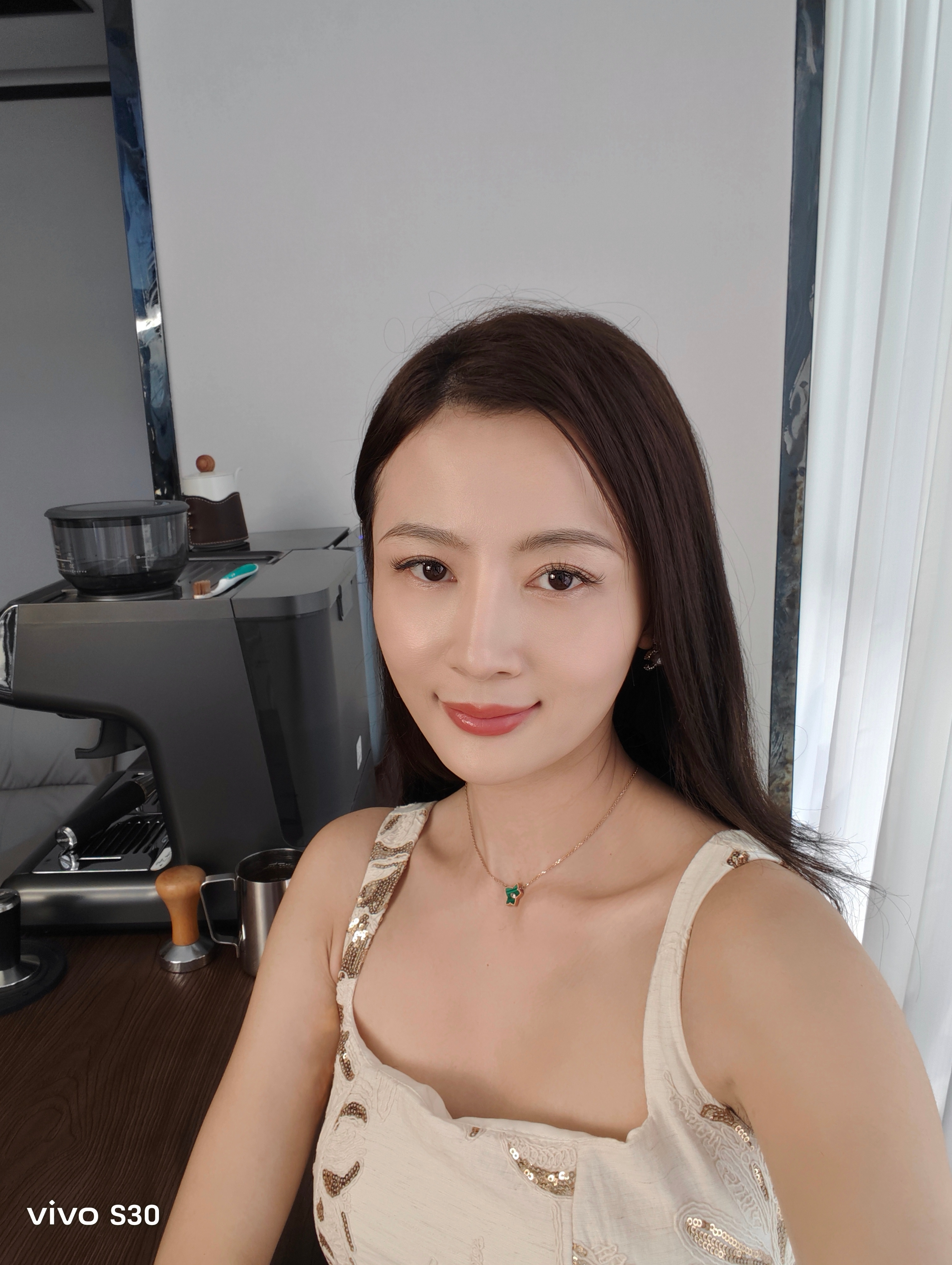 大家感受一下vivo S30的自拍，每次发布新的中高端主打影像的手机，公司的小姐