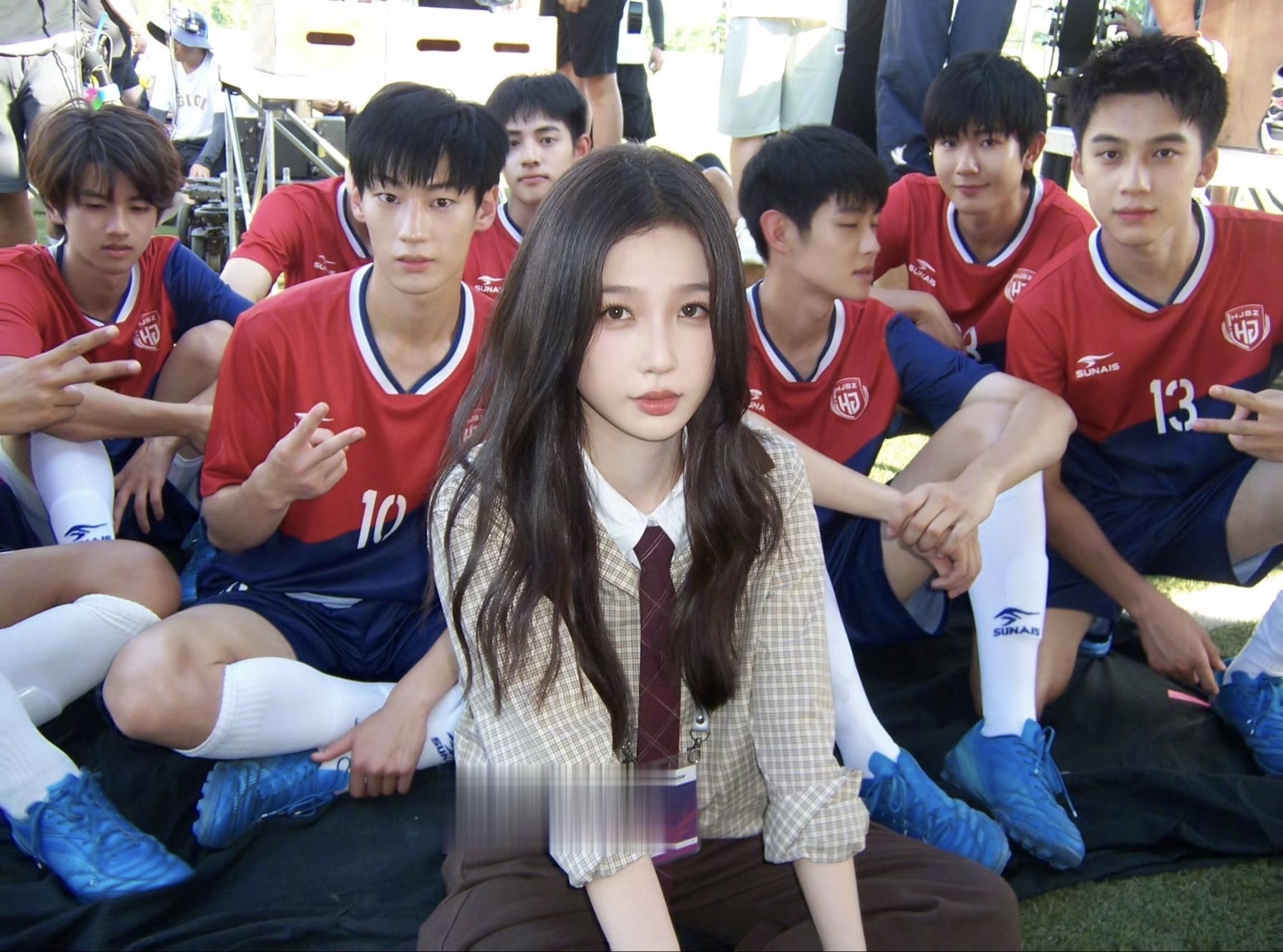 起初灿如繁星不被看好，如今再看不得了！男女主高智恋cp+女主体制内穿搭...