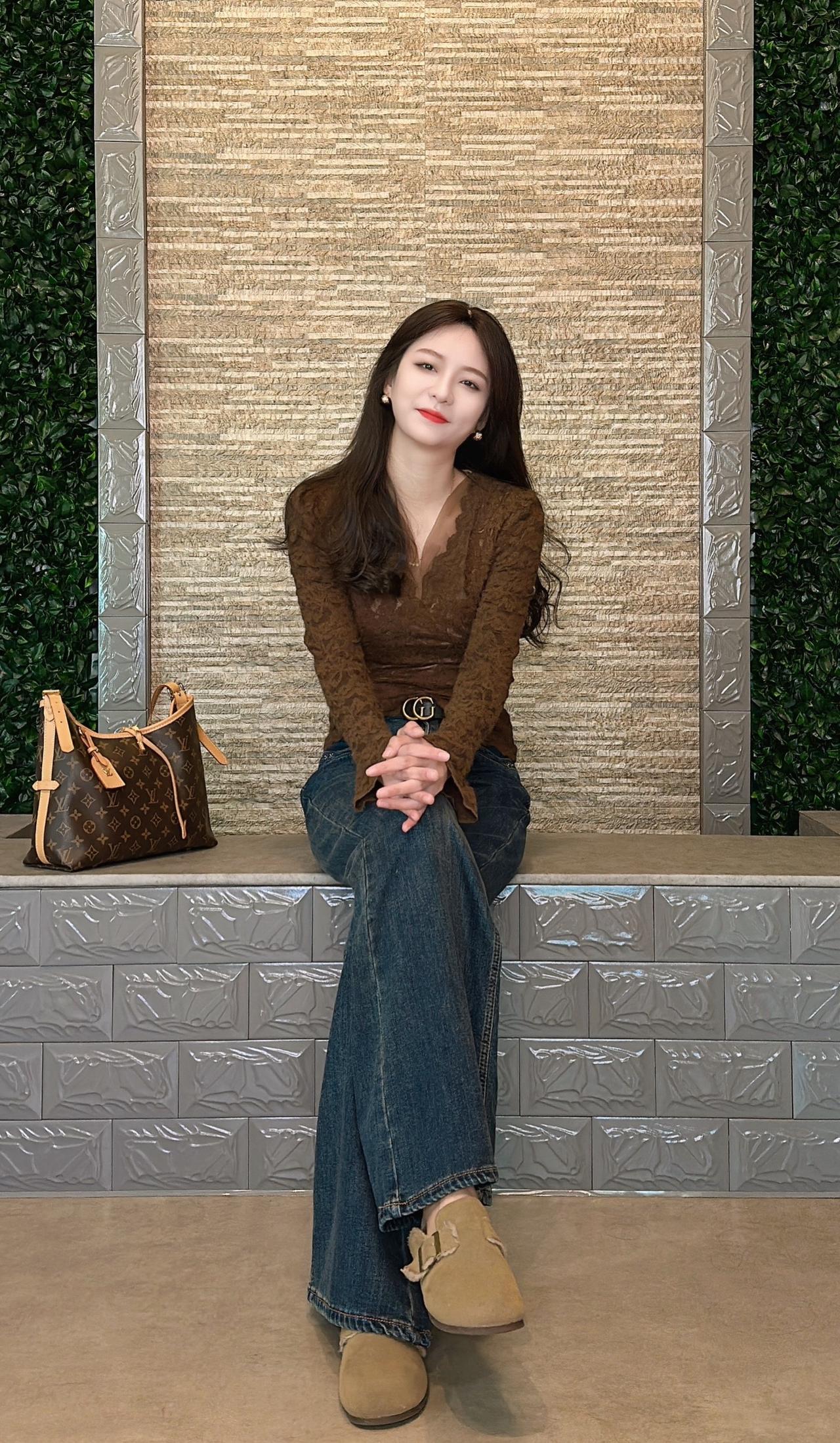 照顾好自己的健康与情绪，
其余的其余，人生自有安排。蕾丝加绒打底衫 冬季穿搭