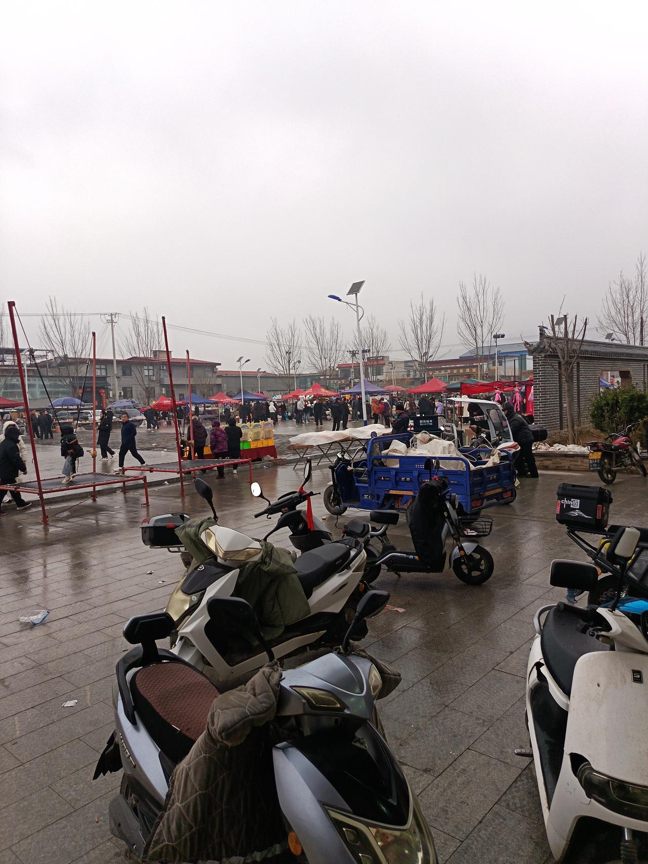 晒图笔记大赛 热闹的集市，人潮涌动，雨中漫步，感受生活的烟火气。