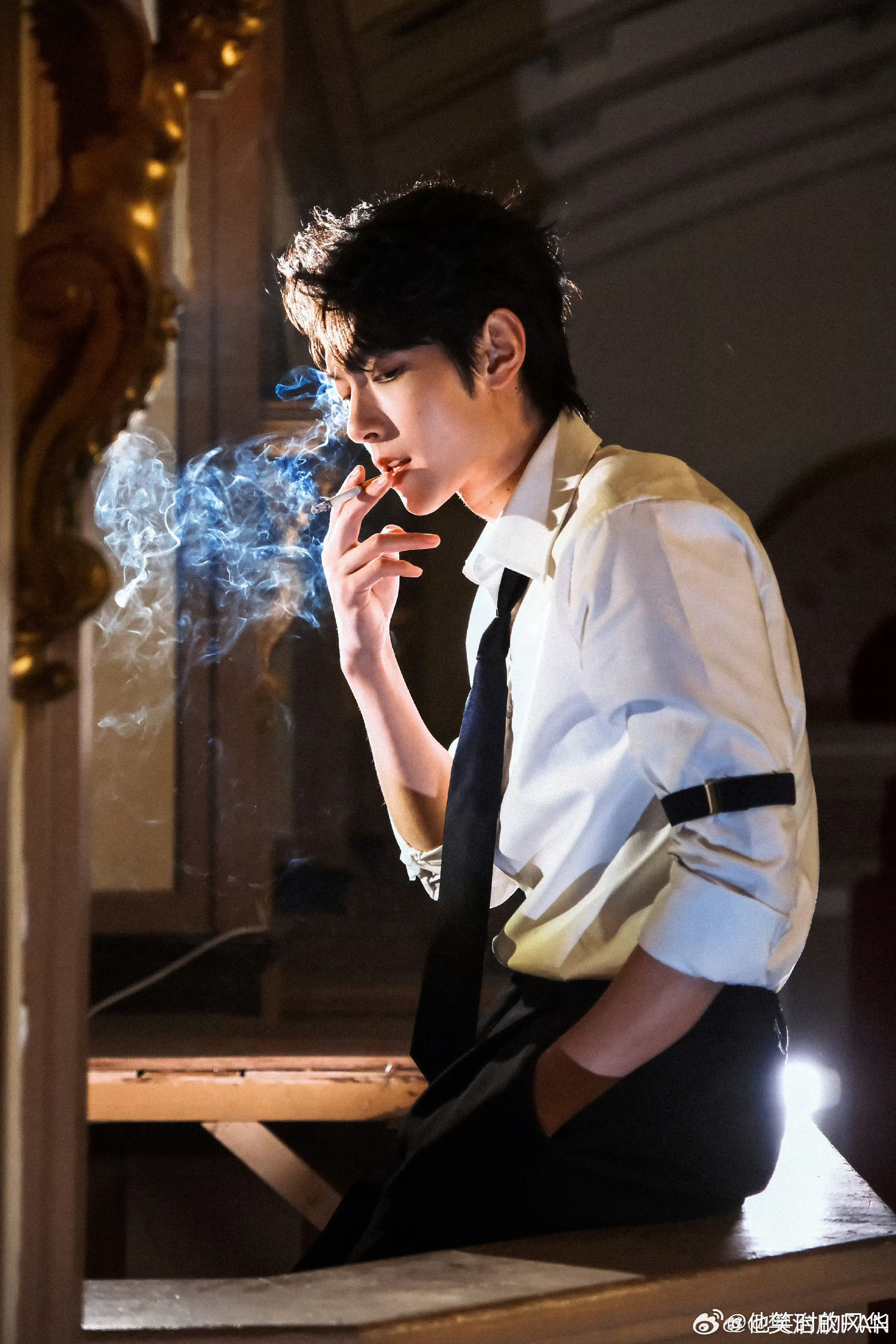 樊治欣欲张力 被樊治欣这套写真蛊到！云淡风轻持烟姿态，烟雾缭绕间欲张力拉满，白衬