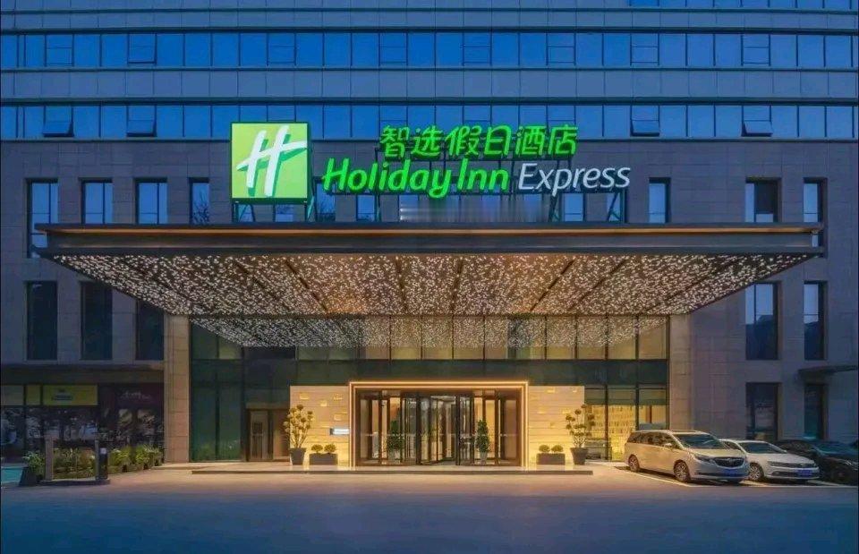 12月23日晚，四川卜女士入住巴中智选假日酒店，喝了五分之一房内矿泉水，当时没觉