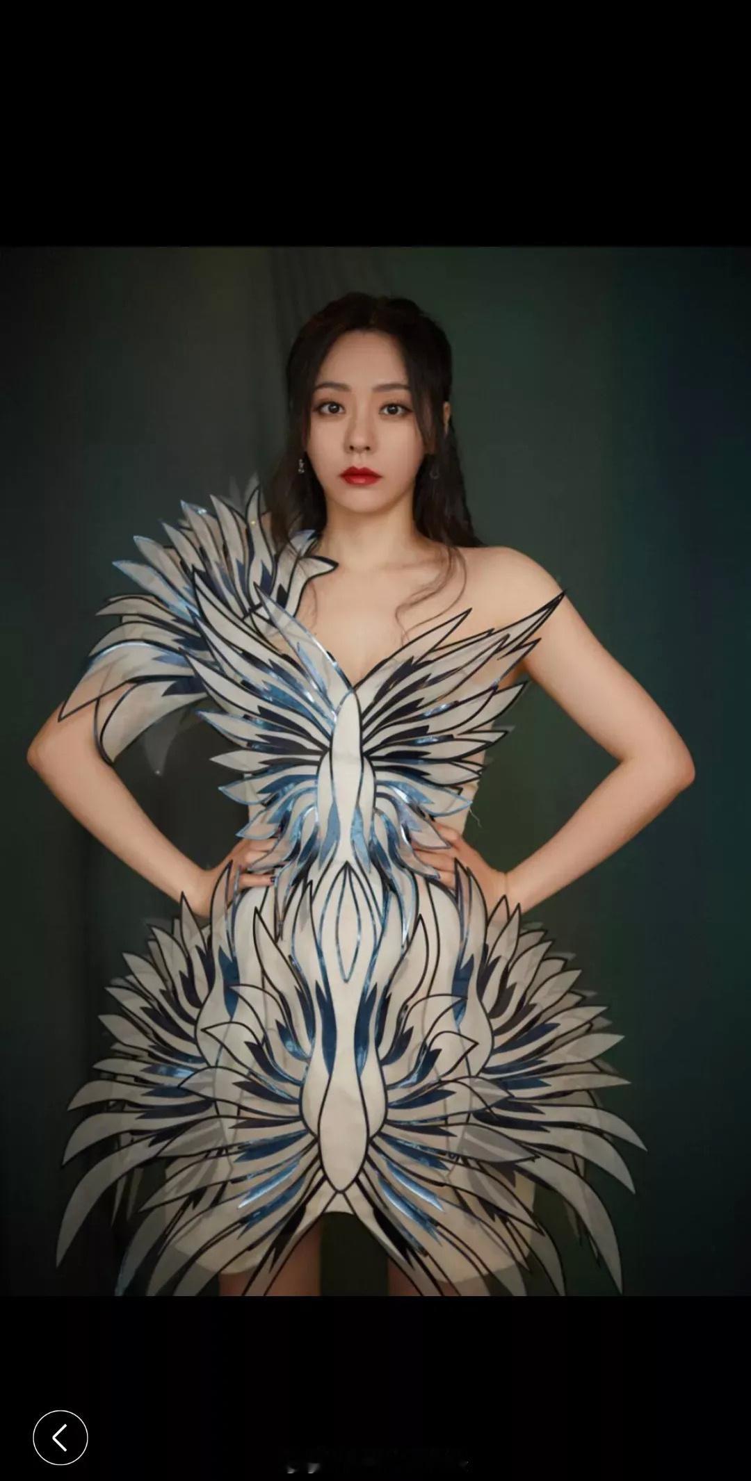 你们有没有觉得，李宇春真的很奇怪？跟他同一个时代，张靓颖都结婚了。何洁的小孩，都