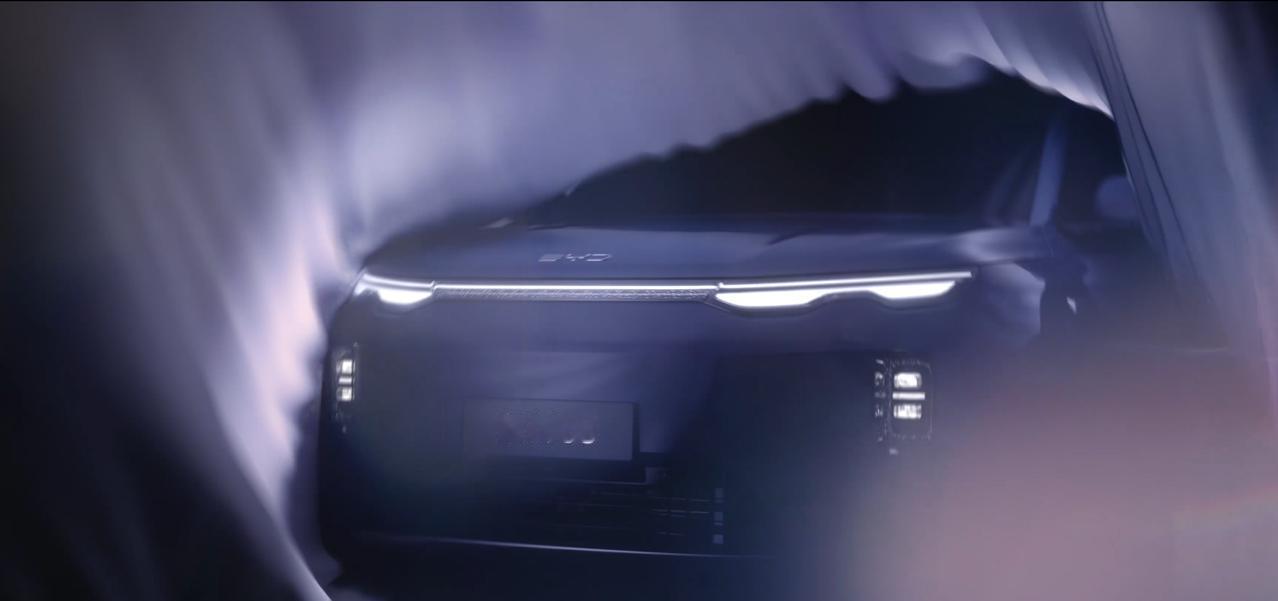 比亚迪海狮 08 官方预告公布，从官宣截图能清晰看出，搭载海豹 08 同款海浪贯