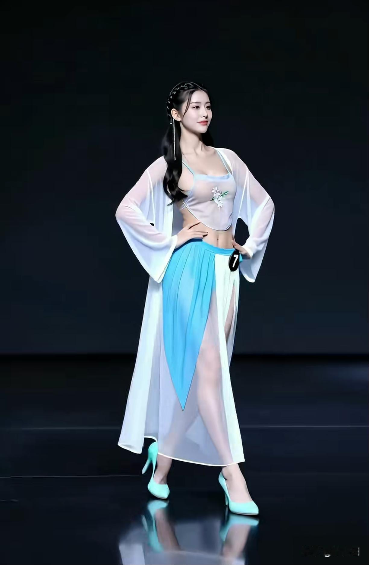 这样的汉服，简直是夏日里的一道亮丽风景线。

白色薄纱开衫，袖口宽大飘逸，内搭浅