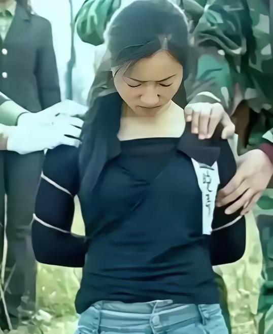 1994年，26岁的牛晓秀被押赴刑场，吓得尿了裤子。

这姑娘本是山里爹妈的掌上