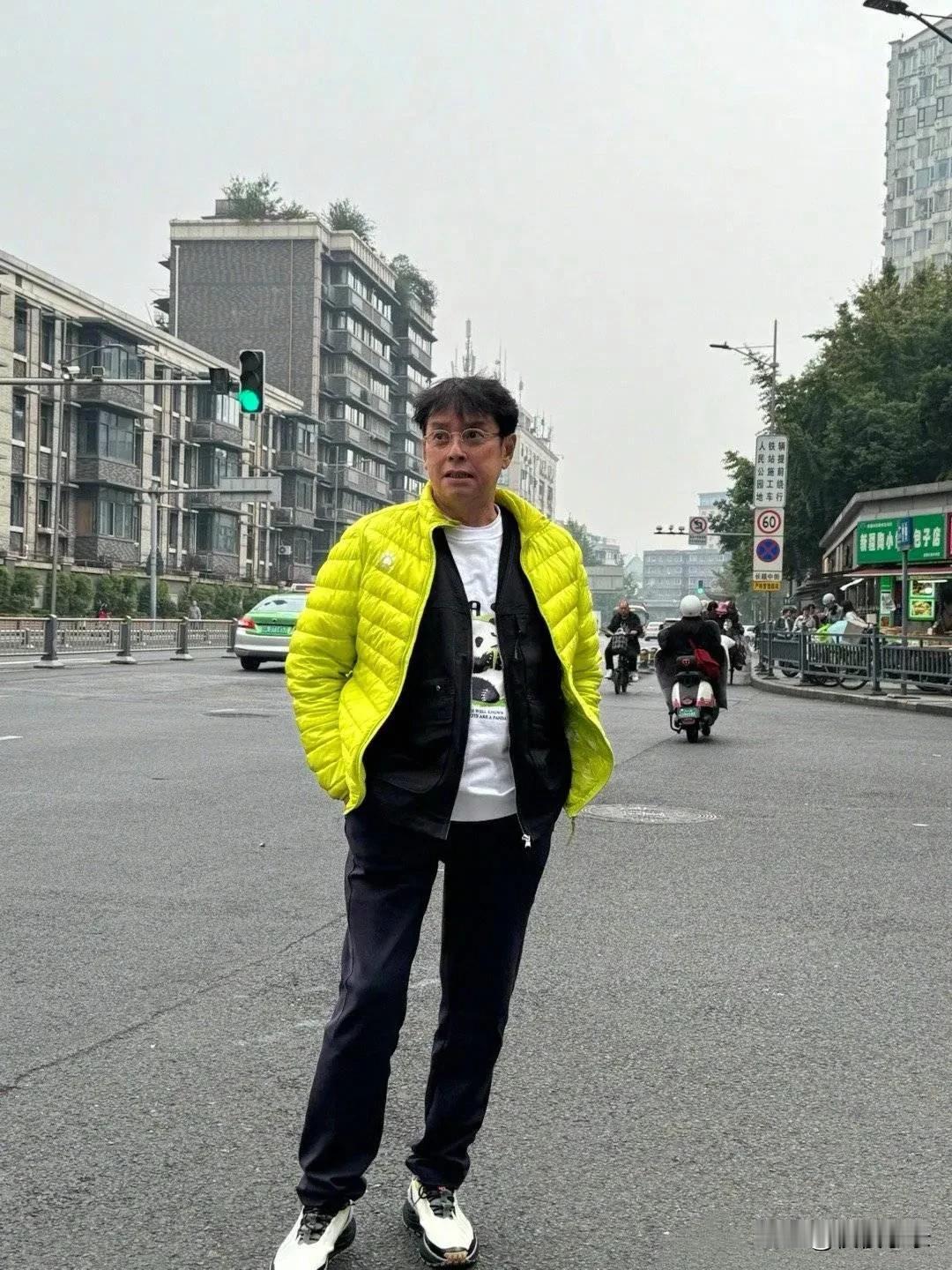 谭咏麟现身成都街头，被街边卖卤肉的小摊吸引，看来他真是嘴馋了！😂[灵光一闪][