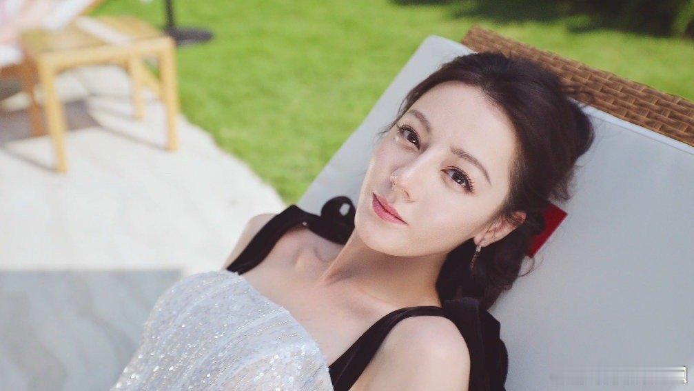 迪丽热巴反差感从电梯里的优雅公主，到泳池边的阳光少女，再到派对上的热情舞者，迪丽