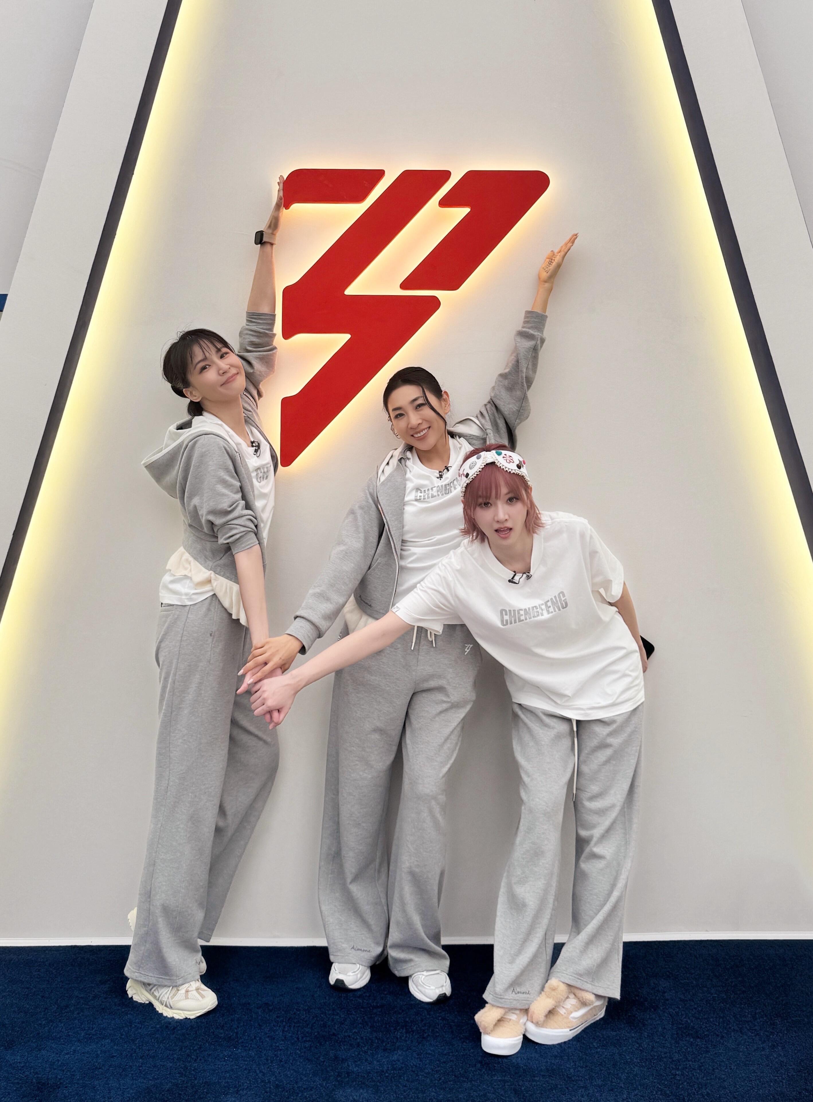 曾沛慈女团附身曾沛慈浪姐就这样一步一步的融入了这个大家庭，“曾淡黄”组合现在女团