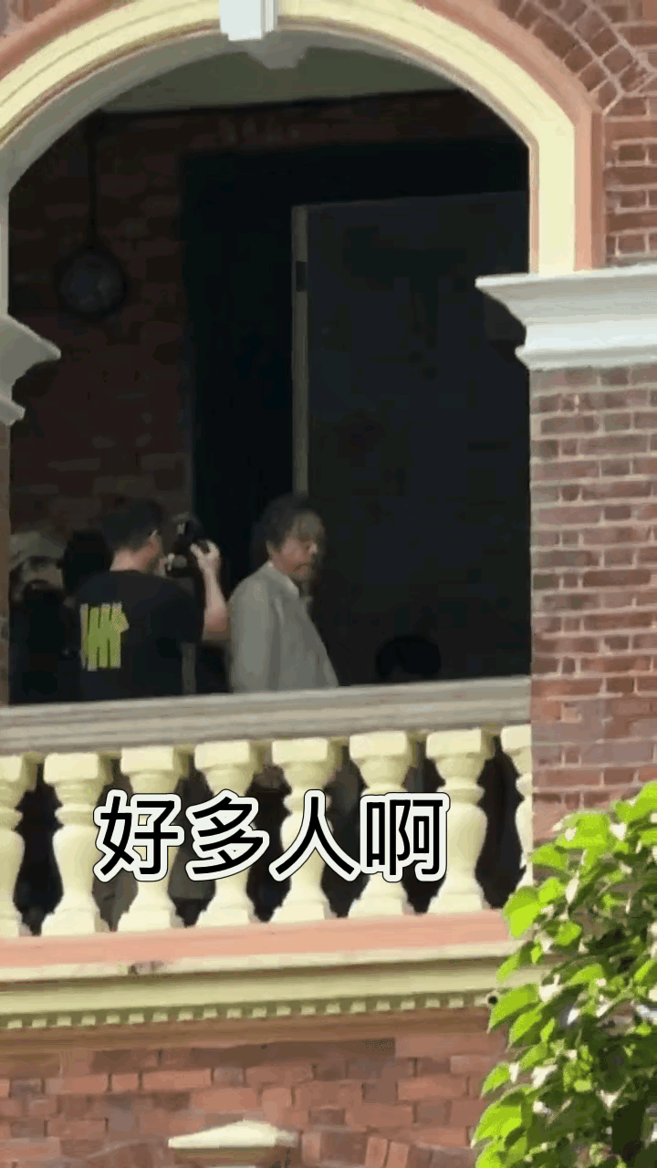 这场面徐峥都没见过拍摄现场楼下全是人全是成毅的粉丝，徐峥年轻时都没有这个待遇徐峥