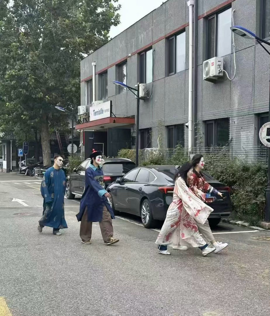年轻人花式闯密室上演乌龙瞬间 以为是高燃闯关大片，结果变成大型乌龙现场，年轻人各