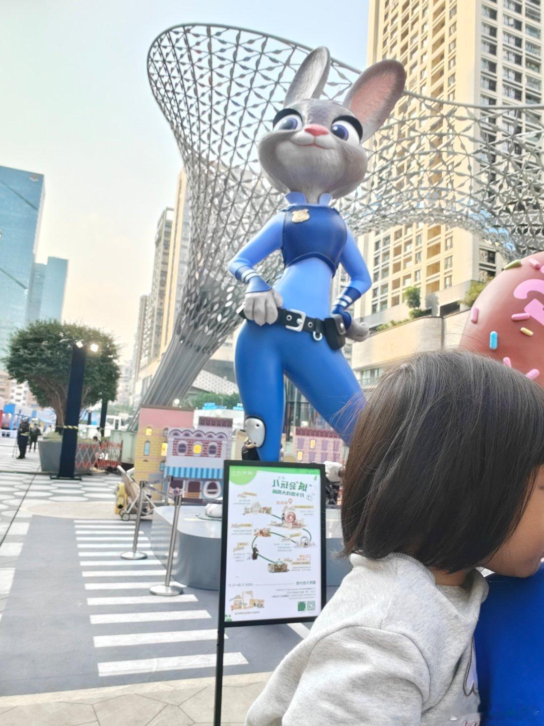 听听温特怎么说《疯狂动物城2》累计票房破22亿。下午带妹妹来打卡，这商场和《疯狂