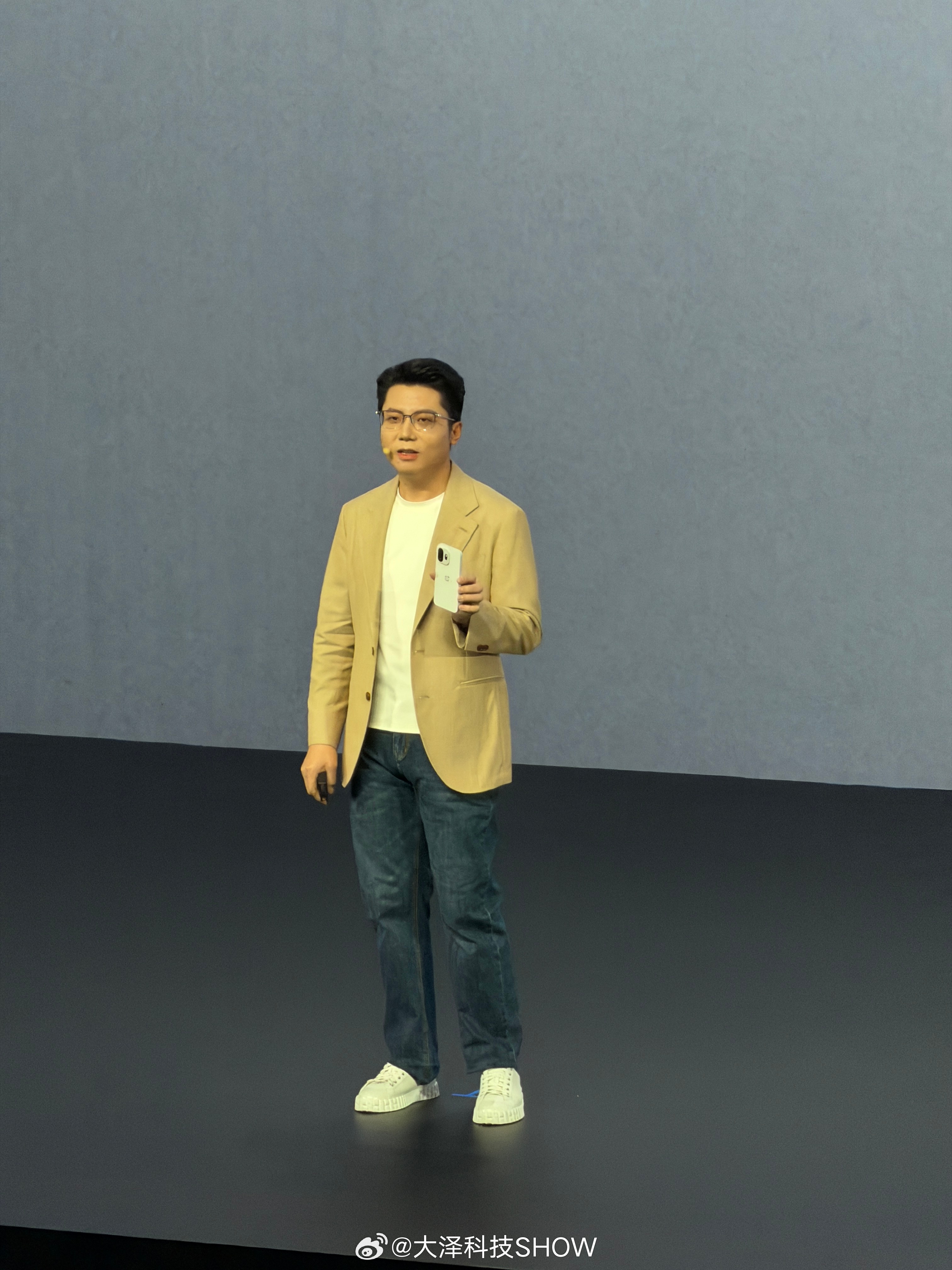 一加15T 上手更轻松。还有三款清新配色：机圈白月光纯粹可可松弛抹茶一加 15T