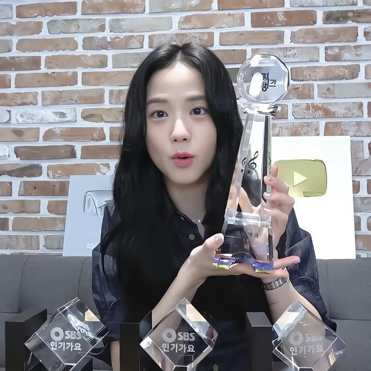孩子捧着奖杯萌萌的金智秀是一只🐰