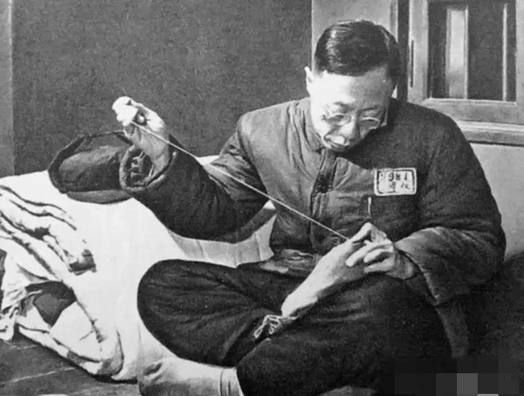 1964 年，毛主席突然打听末代皇帝溥仪收入，得知他每月工资才 180 元后当场