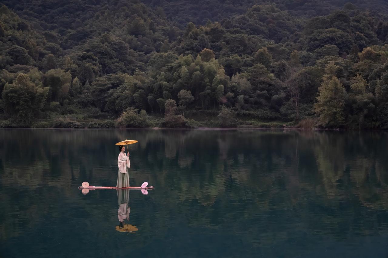 一叶扁舟，两岸青山。

在小东江的烟雨朦胧中，寻找那份久违的宋式水墨与青绿山水。