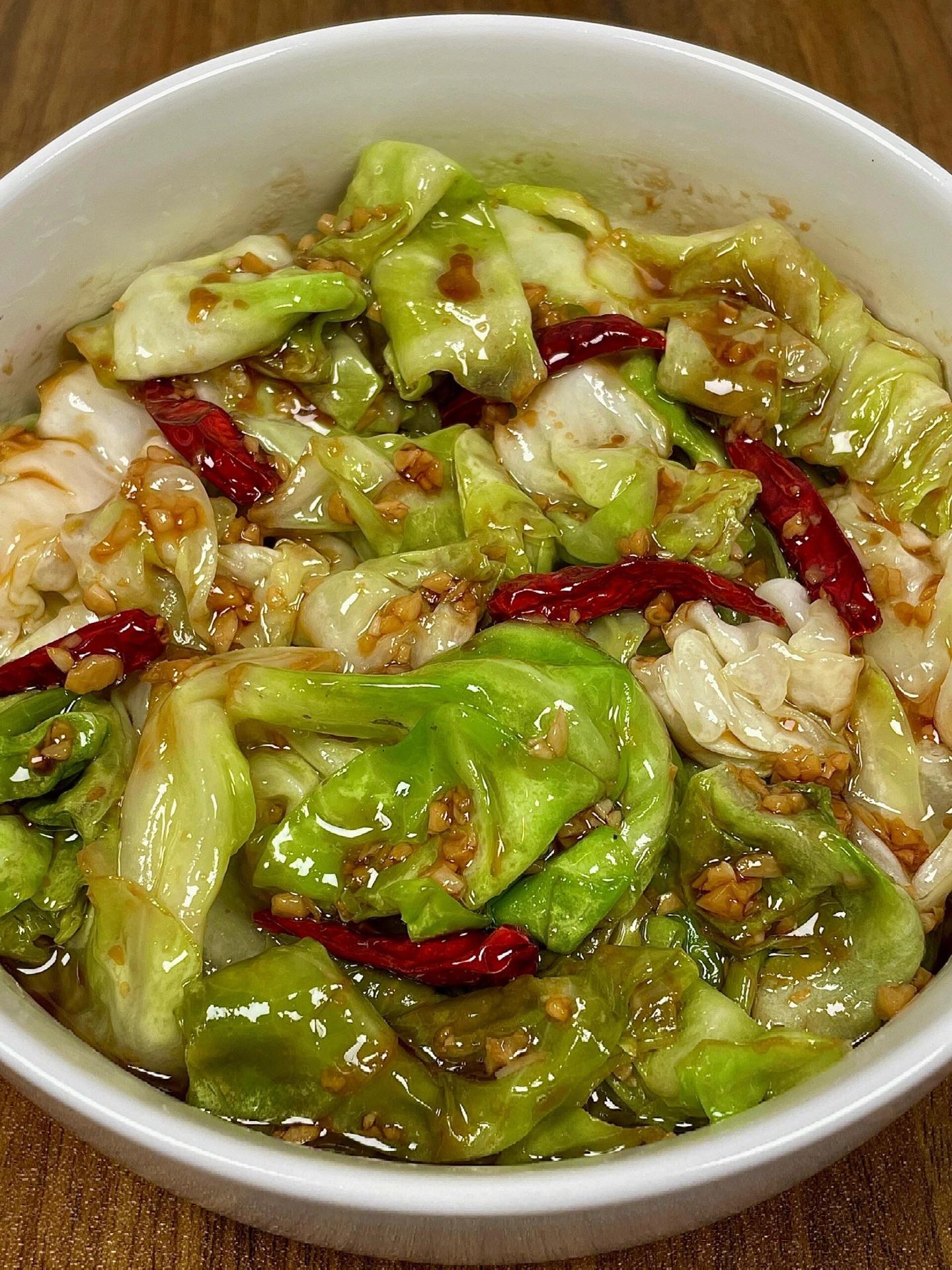 贼香的手撕包菜。包菜清脆爽口，蒜香十足！ 喜欢的家人们赶紧安排起来吧！...
