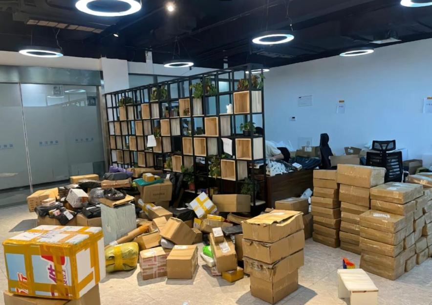 我有一位朋友。他是做跨境电商相关的业务。
一年收入约三百万。
保时捷已经早早地被