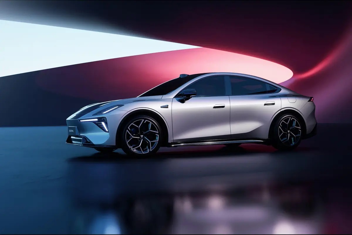 最近一直有关注深蓝L06，发现它不少点挺贴日常用的——像平时小区窄道、环岛这些常