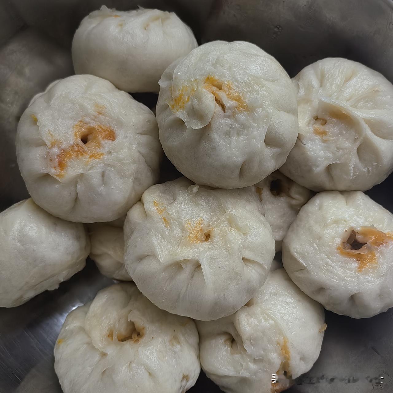 必须要夸一夸自己，今天蒸的猪肉酸菜粉丝包子太好吃了。

我已经好久没有蒸包子吃了