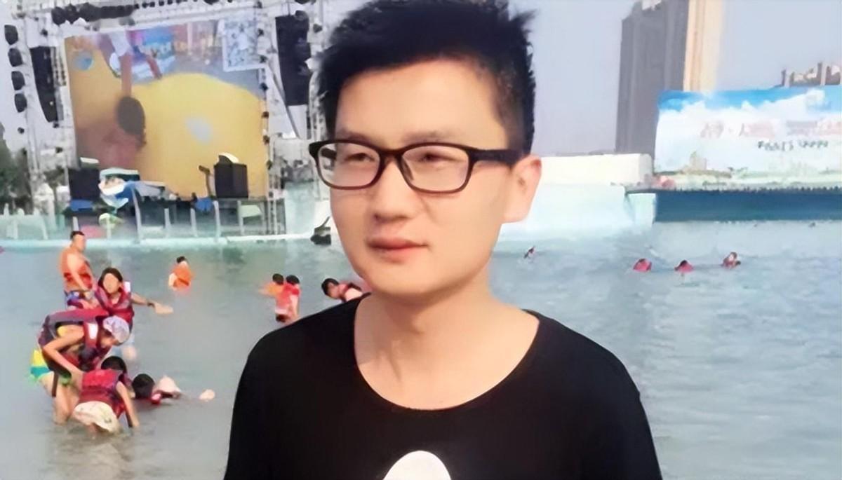 2005年，宁夏姑娘耿兰俊不顾父母反对，做了国内首例“女变男”的手术，当男性器官