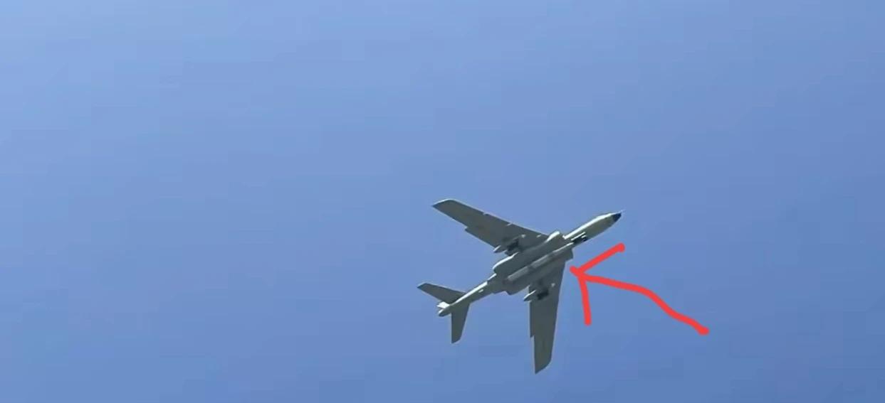 这张轰6K携带大型空地导弹的图片，似乎也说明了另外一个问题：即便轰20正式列装，