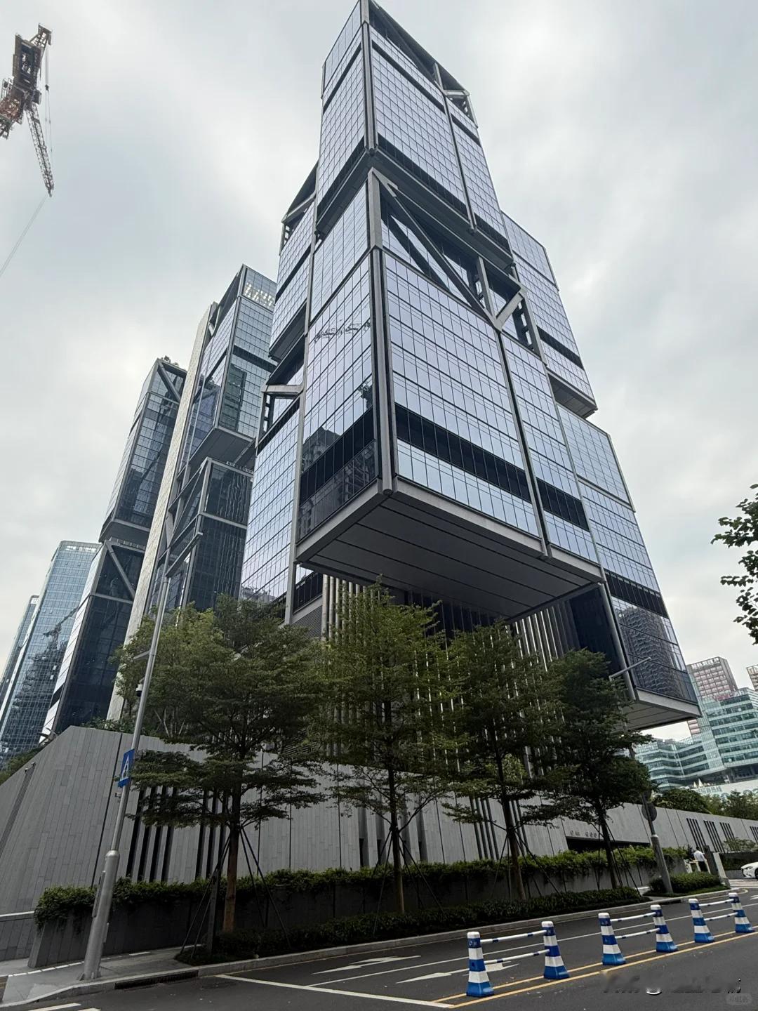 太可怕了吧！这种深圳的楼房看起来很笨重，其实一点也不轻！为什么还敢建这种楼房呢？