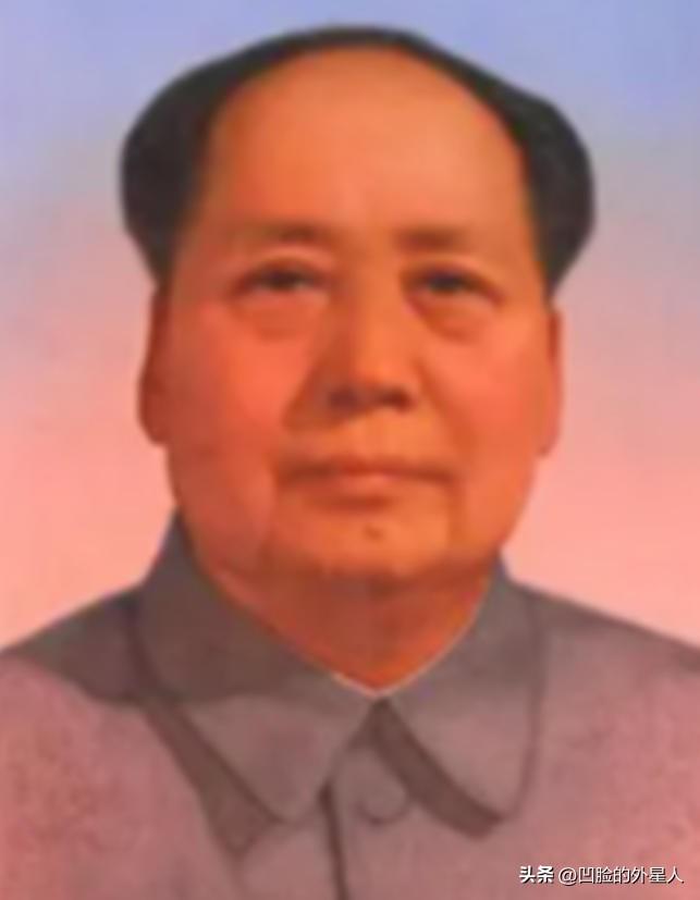 1950年，铁匠朱其升看到家家户户挂毛主席像，偷偷对妻子说道：“其实，毛主席是我