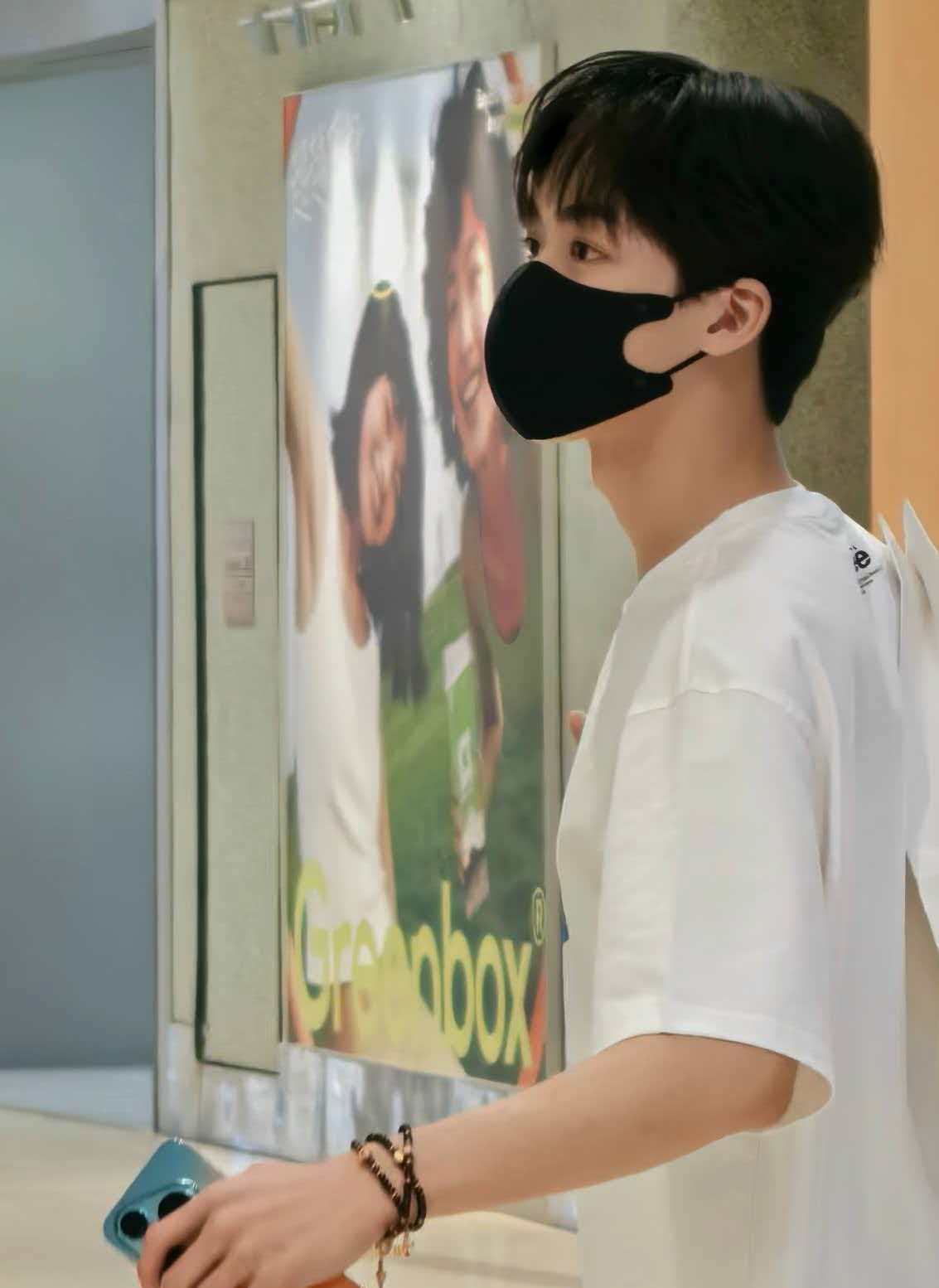 何洛洛顺毛白t男偶遇何洛洛逛商场这个何洛洛真是清爽感爆棚啊！！！顺毛再搭一身简单