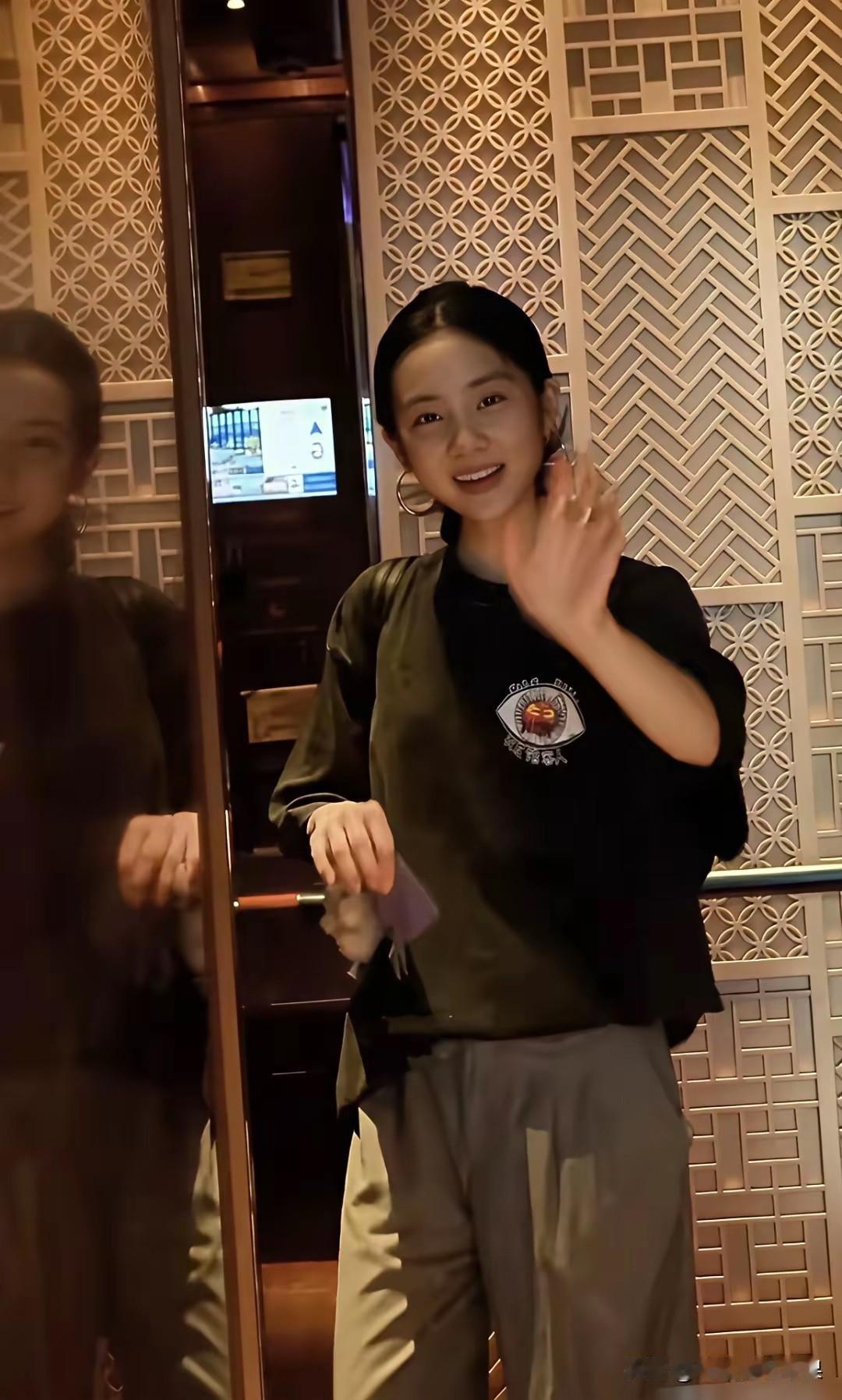 电视上看着一般般，真人巨漂亮！