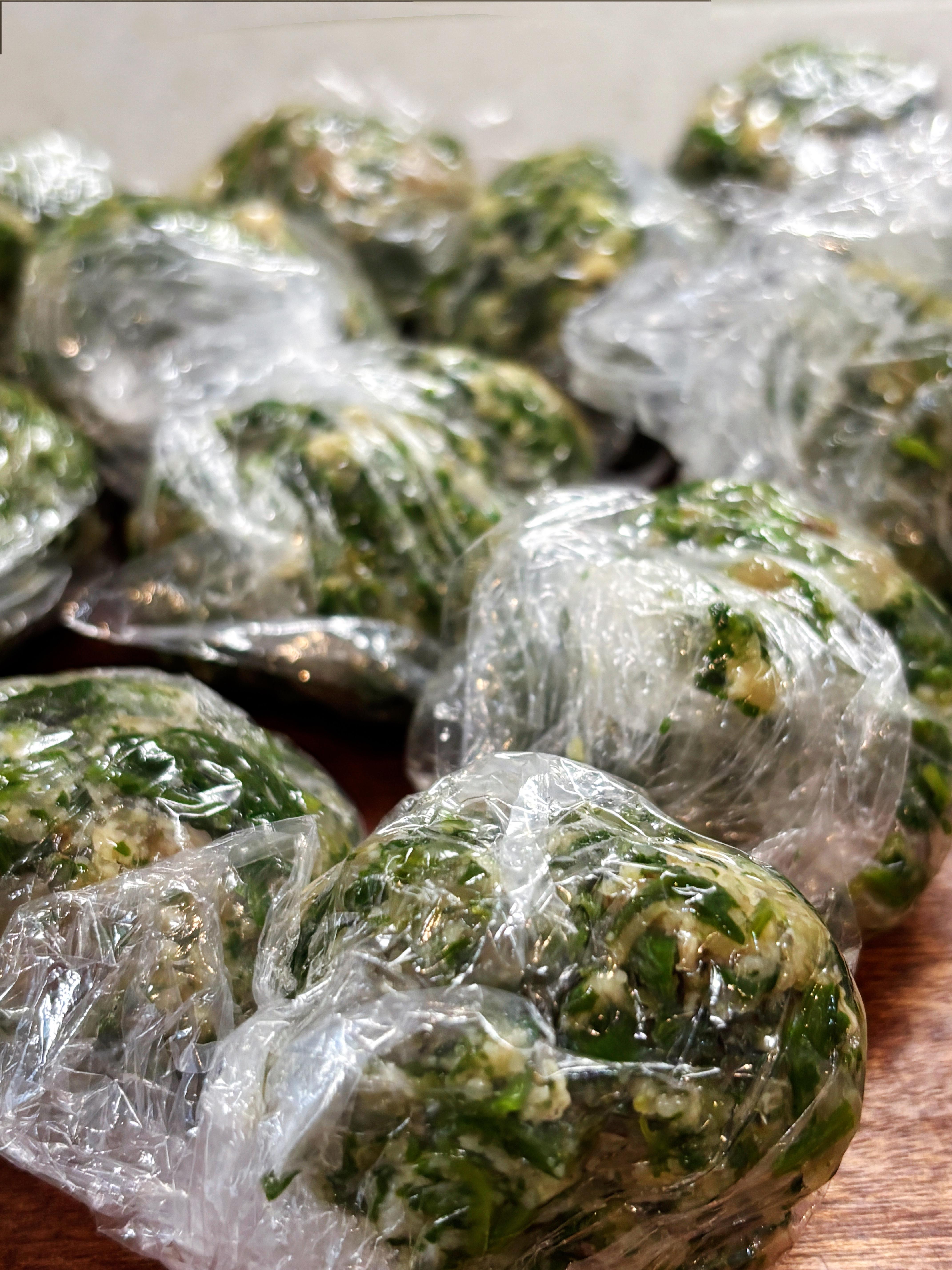 捏了好多荠菜肉丸子 等下冰箱速冻我早餐或者晚餐经常煮的肉丸子就是这样来的哒周末就