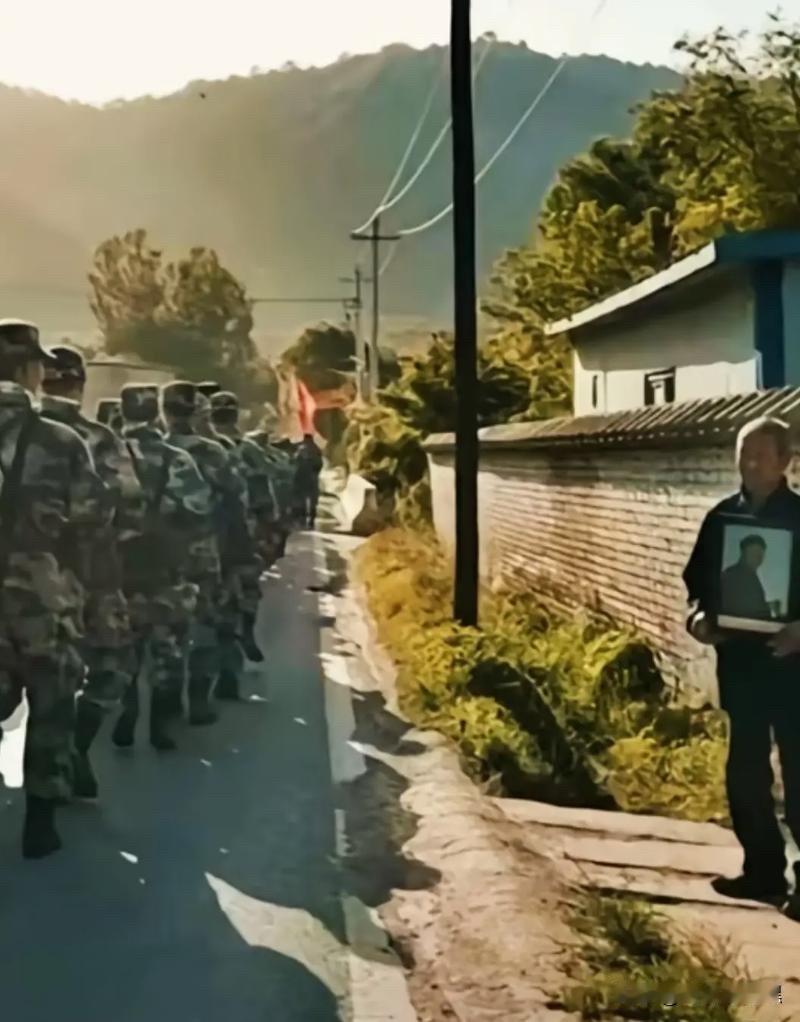 一张令人动容的照片

某大学进行军训拉练，路过某革命老区

路边的农户门前，站着