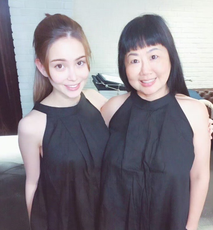 昆凌和她妈合照，能看到她妈妈想要什么？对她的期待是什么吗？ 她妈捞吗？ 