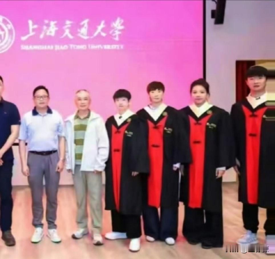 孙颖莎、王曼昱顺利从上海交大毕业👩‍🎓🎓

北京时间5月28日，孙颖莎、王