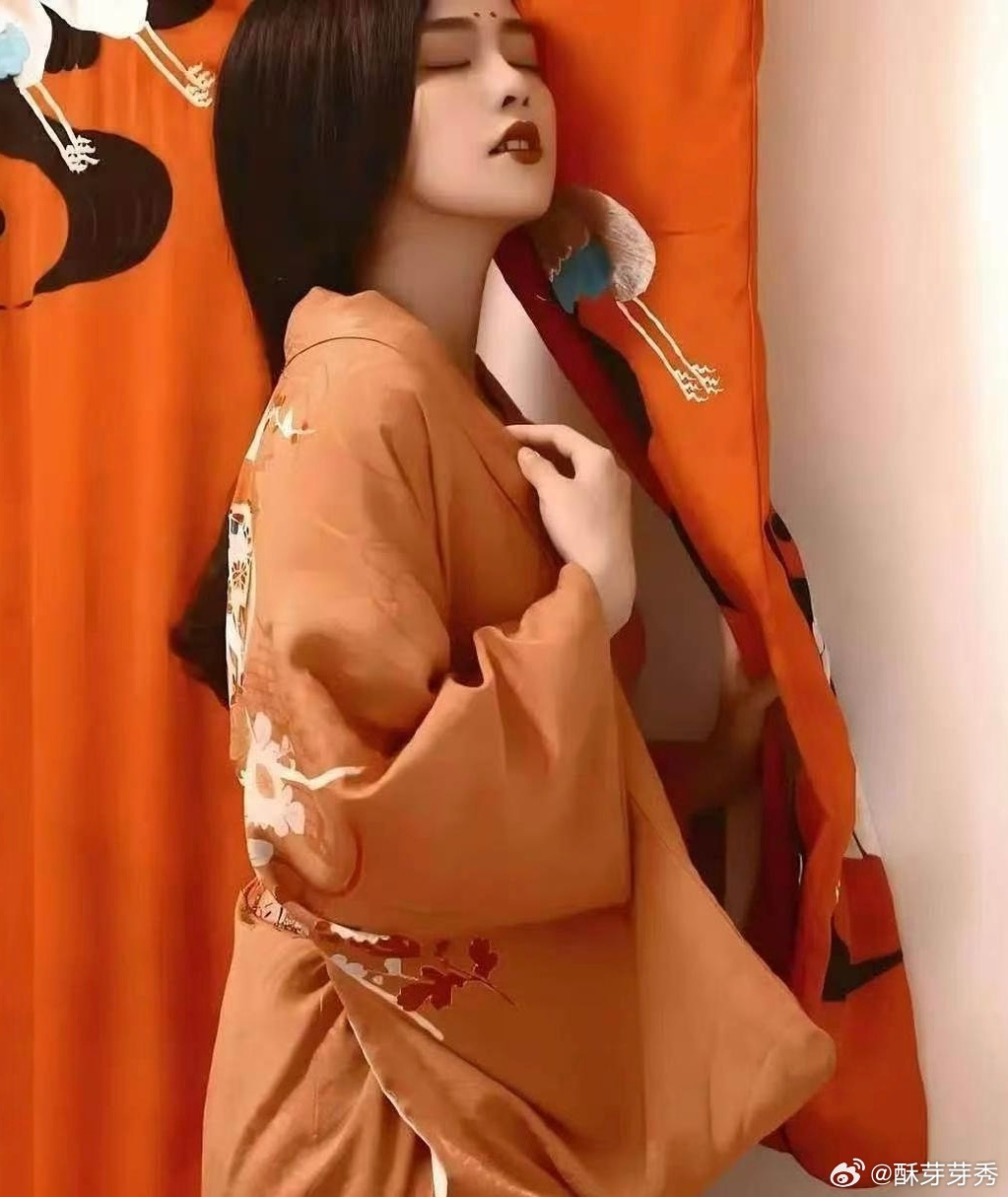 白鹿早期日系风格写真，身穿和服这是真的很大胆了白鹿去看艺术体操比赛了 