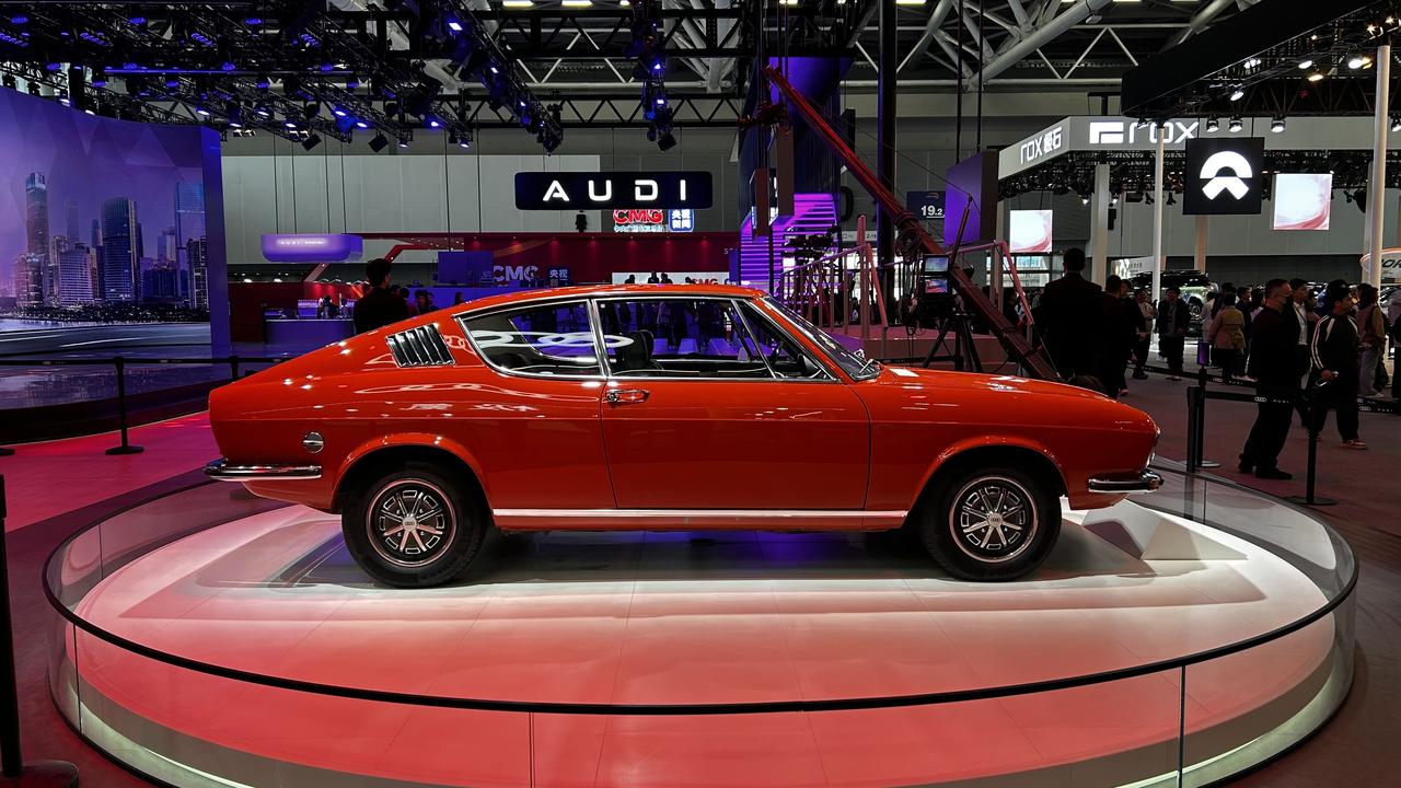 本届广州车展上汽奥迪展台活动之前，展台简洁大气，复古风袭人。上汽奥迪a6l 广州