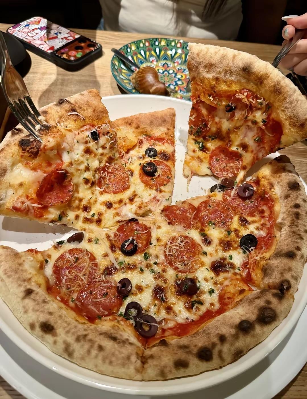 美味披萨，香浓芝士，一口咬下，幸福感爆棚！🍕😋