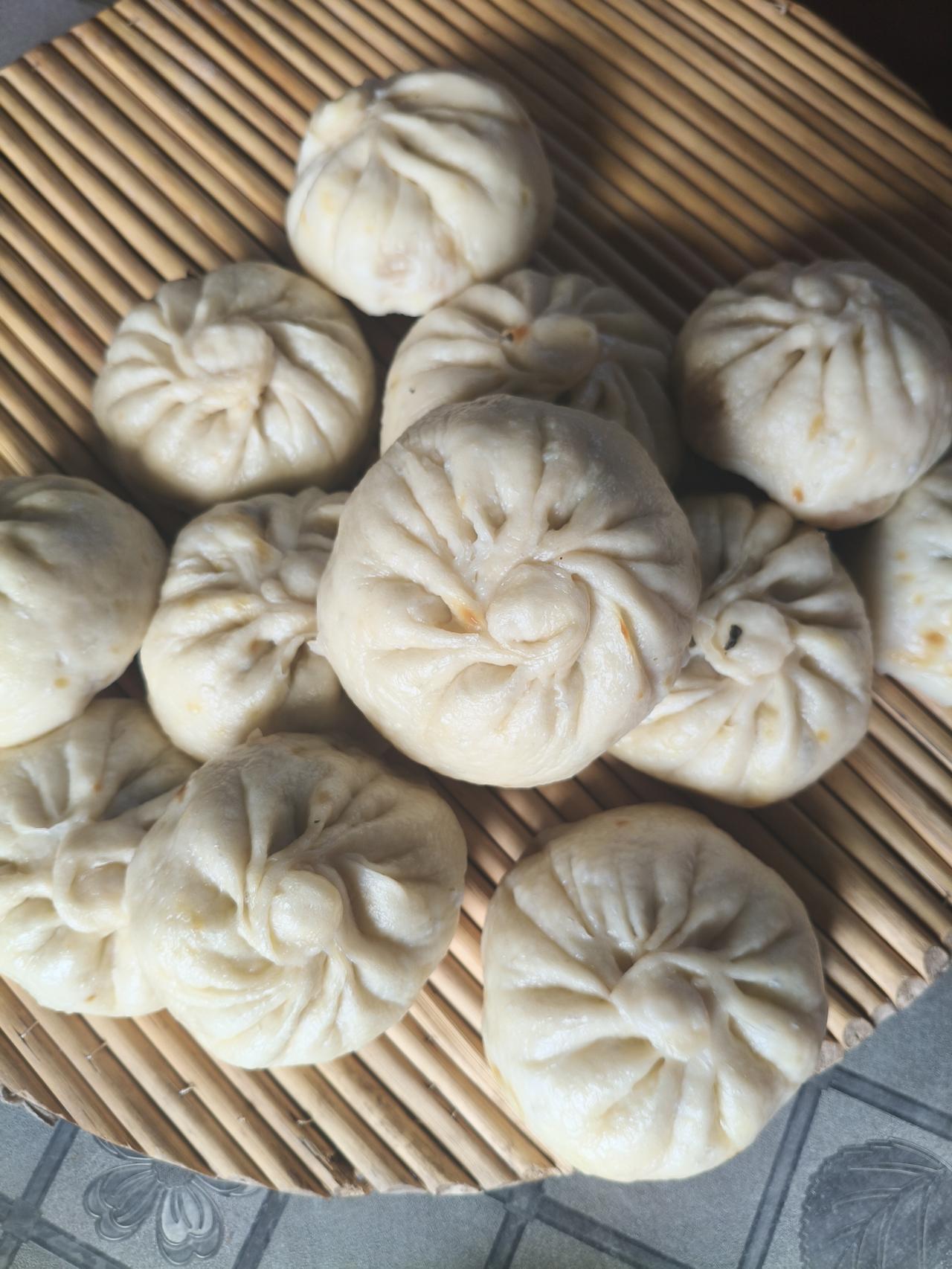 老伴做的大包子
馅子是猪肉切碎块
加干马齿苋